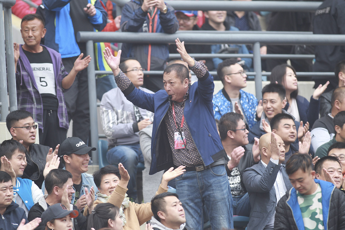 九游APP-【粉丝狂欢】现场观众的热情更添比赛火热氛围的简单介绍